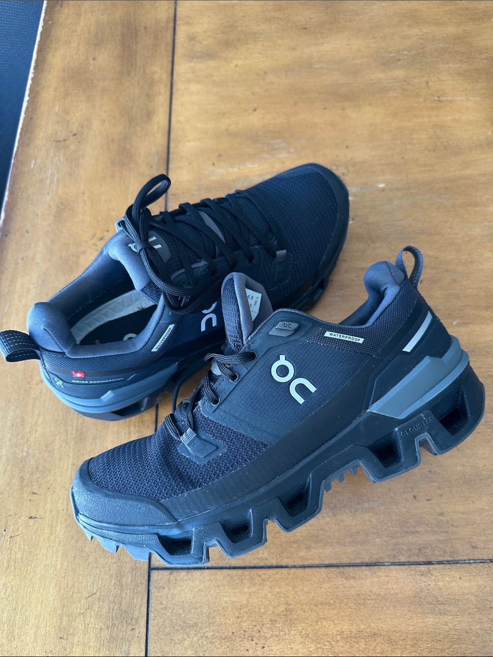 On Cloud Running women’s 6.5 Black Cloudwanderer Trail Sneakers